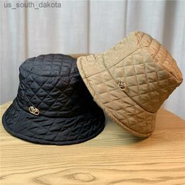 New Autumn And Winter Fisherman Hat Women's Winter Warm Thickened Down Lattice Rivet V Black Basin Hat Tide L230523