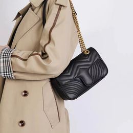 Bolsas de designer de moda Marmont Bolsa de ombro para mulheres bolsa de couro Correntes coração Crossbody bolsas messenger preto Bolsas tamanho 23 cm tem caixa com número de série