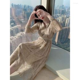 Casual Dresses French Vintage Lace Dress Women's Spring 2023 V-Neck Hepburn Style Slim Waist Show Slender Temperament Knee Length Skirt