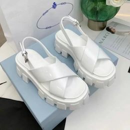 2023 Monolith Luxurys Designer Women Sandals Summer Buckle Strap Patent Leather Slides With Original Box Classics Wide Solid Pattern Canvas Slipper