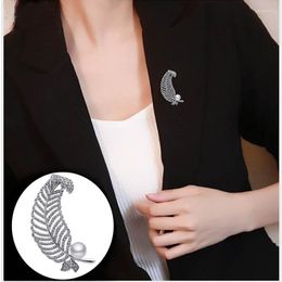 Brooches Elegant Crystal And Pearl Feather Style Women Brooch Luxury Clothes Jewellery Accessories Collar Leaf Pin