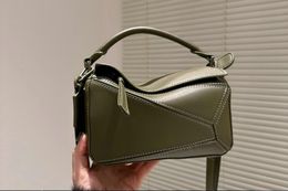 Omuz çantaları omuz çantaları tasarımcı bulmacaları çanta crossbody omuz çantası kadın haberci çantaları en kaliteli gerçek deri lüks klasik buzağı derisi kadın küboid şekil