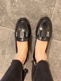 이탈리아 럭셔리 클래식 활 슬립 온 신발 여성의 낮은 탑 입구 평평한 바닥 라운드 헤드 가죽 신발