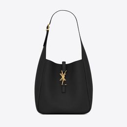 Handväska öppen hobo vandrande väska underarmsäck läder material guld hårdvara dekoration tillbehör kvinnors enkla och söta väska