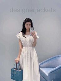 Grundlegende Freizeitkleider, Designer-Sommerkleid im neuen Stil, weißes Kleid, einzigartige Taille, herzförmiges Hemd, mittellang, kurzärmlig, schulterfreier Rock für Kinder, KOX6