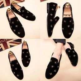 Luxury Brands New Men Shoes British style Loafers Pointed Head Bee Embroidery Men Casual Shoes Comfortable Business Formal Shoes Size 38-44