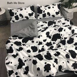 Bedding sets Black and White Cow Set Simple Home Textile Girl Kids Duvet Cover Sheet Pillowcase 3 4pcs Bed Linens King 220x240cm 230609