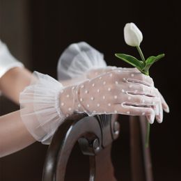 Fingerless Gloves WG063 Elegant Wedding Bridal Gloves Soft Tulle Dots Ruffle Short White Wrist Brides Bridesmaid Gloves Women Marriage Accessories 230608