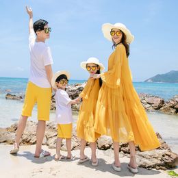 Family Matching Outfits Mum Daughter Dresses Summer Beach Dad Son Tshirt shorts Look Holiday Couple Seaside 230608