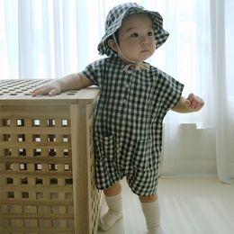 Strampler Sommer Baby Ärmellose Plaid Strampler Hut Baumwolle Infant Jungen Overall Mode Mädchen Casual Kleidung 230608