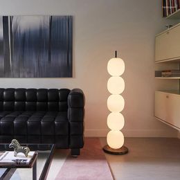 Floor Lamps Nordic Ins Wind Girl Heart Vintage Middle Lamp Designer Living Room Sedroom Sofa Side Vertical Table