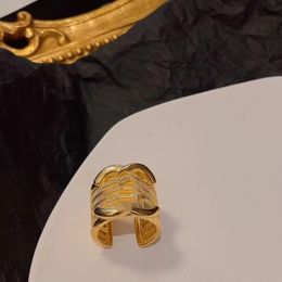 Luxos Desinger Banda Anéis Latão Cobre Marca Carta Anel Senhoras Clássico Banhado a Ouro 18K Aberto Casamento Natal Aniversário Presente Jóias