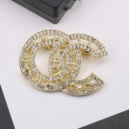 Luxury Designer Letter Pins Brooches Women Crystal Pearl Rhinestone Cape Buckle Brooch Suit Pin Wedding Party Jewerlry Accessories Gifts