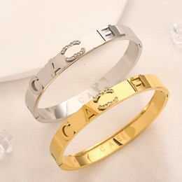 Europe America Fashion Style Bracelets Women Bangle Designer Jewellery Sier Gold Plated Stainless Steel Bracelet Womens Wedding Gifts