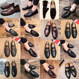Luxury Brand Designer Bee Metal Buckle Decorative Leffer Shoes Premium Pattern Men Pointed Casual Shoes Gentleman Formal Business Leather Shoes
