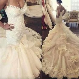 Sjöjungfrun klänningar designer spaghetti remmar spetsapplikation tiered kjol tyll svep tåg täckta knappar bröllop brudklänning vestidos