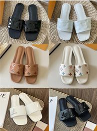 Новый 2023 французский дизайнер роскошных дизайнеров женского дизайнеров дизайнерские сандалии повседневные женские плоские дно 1V Сандалии летние пляжные детские бренды тапочки кожаные туфли кожа