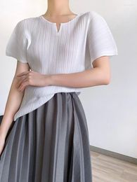 Women's T Shirts Miyake Pleated Small V-neck Classic Short Sleeve Tops Korean Fashion Women Summer Causal 2023 Designer Clothes