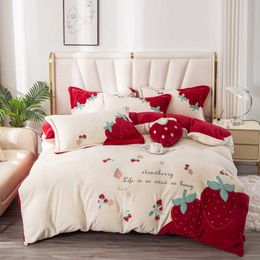 Bedding sets Cute Strawberry Flowers Applique Soft Velvet Fleece Bedding Set Short Plush Warm Queen King Duvet Cover Set Bed Sheet case Z0612