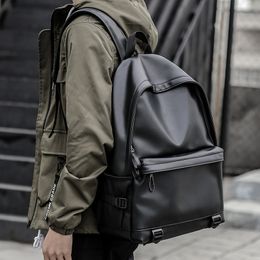 Nya modemän läder ryggsäck svarta skolväskor för tonåring pojkar bärbar dator ryggpackshigh kvalitet