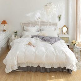 Conjuntos de cama Conjunto de cama com babados de renda branco e cinza Roupas de cama para meninos Meninas Conjuntos de capa de colcha tamanho completo QueenKing Conjuntos de roupa de cama Z0612