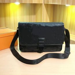 2023 New Horizontal Shoulder Fashion Crossbody Bag with Button Printed Emed Men's and Women's Bags