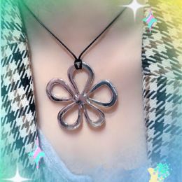 Pendant Necklaces 4XBE Fashionable Hollow Flower Necklace Elegant Eye-Catching Clavicle Chain Statement Jewelry For Women Girl Teen