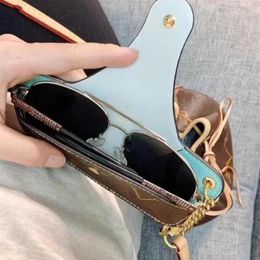 luxury High Quality Leather Letter Alloy Glasses Case Carabiner Keychains for Lover Sunglasses Case Fashion Accessories Supply8528227R