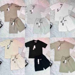 Giysiler Essential Çocuk Takipleri ESS Boys Tasarımcı T Shirts Şort Kızlar Çocuklar Çocuk Günlük Tshirts Pantolon Moda Bebek Bebekler Külkü Çocuk Gençlik Kıyafetleri