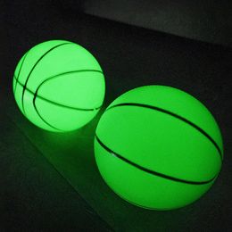 Balls Reflective Basketball Light Up Basketball High Elasticity Battery-free PVC High Bright Holographic Basketball for Kids Sports 230614