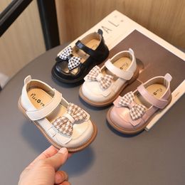 Pierwsze spacerowicze małe dzieci dziewczynki skórzane buty dla dzieci płaskie łuk-kaloot księżniczka słodka czarna moda buty dla dzieci na imprezę Brytyjczyków 230614