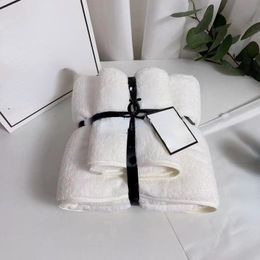 Sıcak marka modern dayanıklı cc mercan banyo havlu kadife ev hızlı kurutma havlu emici hediye kutusu seti