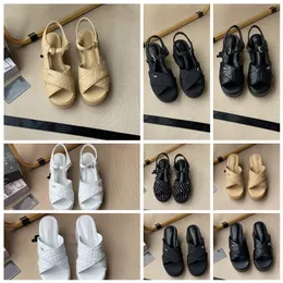 Slide Designer-Sandalen aus echtem Leder mit Rautenmuster und dicker Sohle. Peep-Toe-Schuh mit Keilabsatz. Schuhe mit weichen, dickbesohlten Seidenstoff-Strandpantoffeln. Erhöhte Sandalen