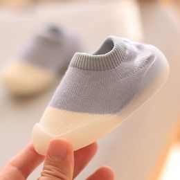 Första vandrare baby strumpor skor spädbarn färg matchande söta barn pojkar doll mjuk soled barn golv sneaker bebe småbarn flickor 230615