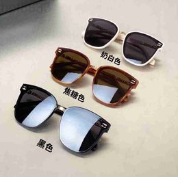 Sunglasses Designer Sunglasses Premium Letter Mirror Legs Black Frame Plate Cream White Sun Girl 7WW2