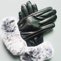 2021 Design Women's Gloves for Winter and Autumn Cashmere Mittens Gloves with Lovely Fur Ball Outdoor sport warm Winter Glove234v