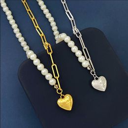 Neu gestaltete TRIOMPHE-PERLENLIEBE-ANHÄNGER-HALSKETTE AUS MESSING MIT GOLDENEN OHRCREIFEN FÜR DAMEN Designerschmuck ER8900