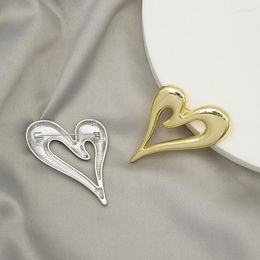 Brooches U-Magical Creative Glossy Gold Silver Colour Love Heart Brooch Paper Clip For Women Designed Alloy Hollow Out Jewellery