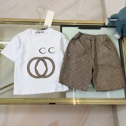 Lüks tasarımcı giyim setleri çocuklar tişört beyaz monogramlı kısa moda İngiliz moda markası yaz çocuk hazineleri kızlar pamuk siyah beyaz iki parça aa