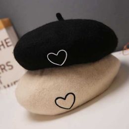 Berets Love Embroidery Wool Beret Korean Fashion Women Beanie Hat High Quality Female Autumn Winter Face Little Artist Painter Hat Z0616