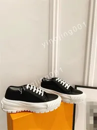 2023 Luxurys Colour matching casual sneakers black and white round low skateboard shoes sports platform heightening simple all-match