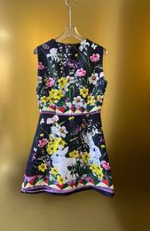 Lässige Kleider Europäisches Luxus-Designer-Kleid Neu Frühjahr/Sommer 2023 Schwarzer Hintergrund, kleines weißes Kaninchen-Jacquard-Westenkleid 00
