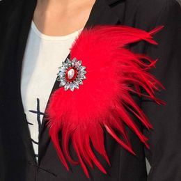 Pins Brooches Luxury Red Feather Crystal Corsage Brooch Pin For Man Women Suit Clothes Fashion Banquet Jewelry Wedding Accessories For Sale 230616