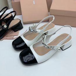 La stilista di scarpe eleganti ha disegnato le ultime scarpe da donna a contrasto in pelle verniciata perlata per la primavera/estate 2023