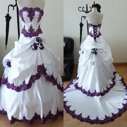 Abiti da sposa gotici viola e bianchi 2019 Perline senza spalline Corpetto con applicazioni Fiori rosa fatti a mano A-Line Bellissimi abiti da sposa281n