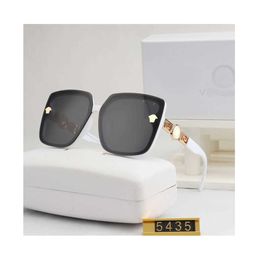 Designer Versage Sunglasses Cycle Luxurys Fashion Sports Polarise Square Sunglass For Mens Womans Vintage Baseball New Driving Beach Black White Sun Glasses