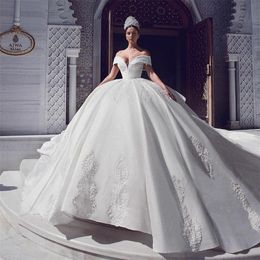 2020 Vintage Ball Gown Wedding Dresses with Cathedral Train Cascading Ruffles Lace Applique Off Shoulder Bridal Gowns vestido de n232j