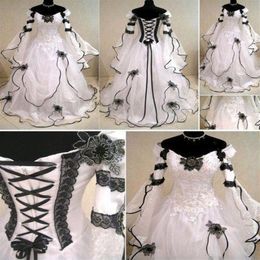 2020 Vintage Plus Size Gothic A Line Wedding Dresses With Long Sleeves Black Lace Corset Back Chapel Train Bridal Gowns For Garden288L