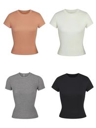 T-shirt da donna SKIMS Top T-shirt manica corta elasticizzata base girocollo sottile