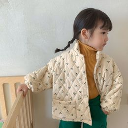Джакеты для младенческой прокладки детская стеганая пиджак для девочек -девочек Зимнее пальто цветочное пальто цветочные деть. Детские деть. Теплый хлопок верхняя одежда 230620